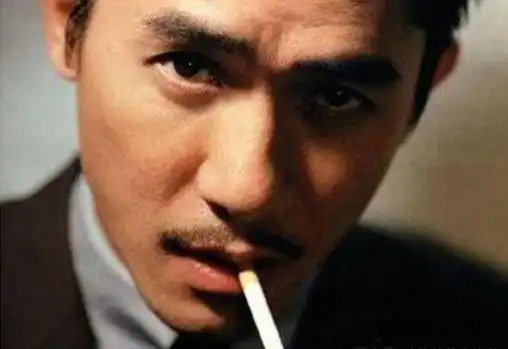 是不是被梁朝伟帅到了?这个抽烟的姿势是真的帅.
