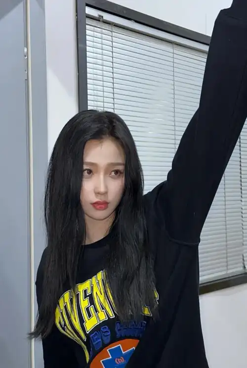 虞书欣日常照还是很清秀的,头发不染就文静很多,穿着卫衣更减龄,和