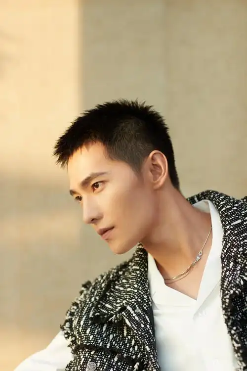 杨洋寸头帅气洒脱写真图片58