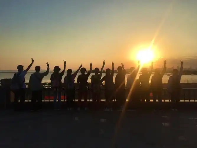 一群老年人就晒一下背影