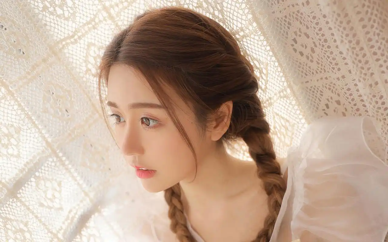 可爱马尾辫女生图片高清桌面壁纸