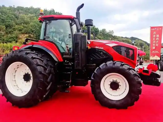 中国一拖携东方红lf2204动力换挡智能拖拉机参加庆祝活动,共同传递