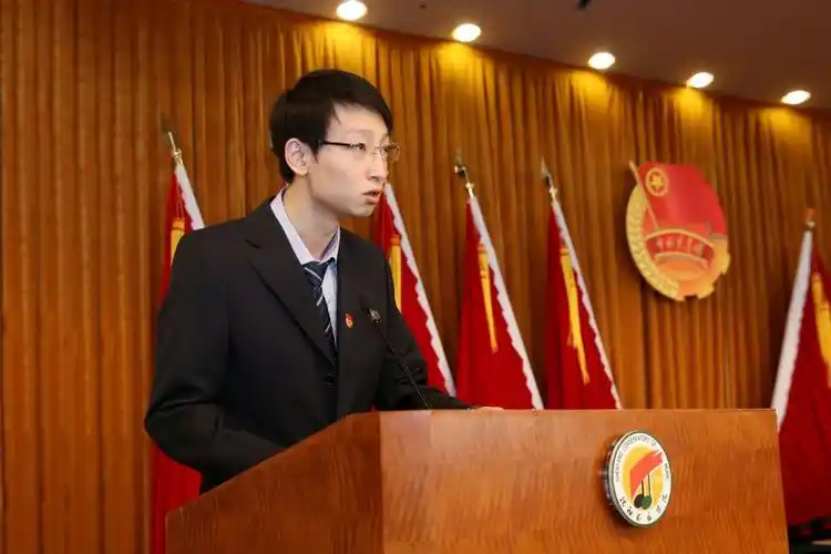 团市委代表梁博文讲话  摄影:韩鹏