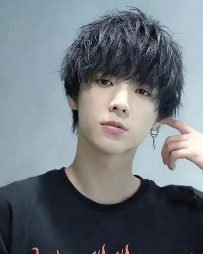 最适合年轻男士的发型蓬松时尚不一样越看越帅气