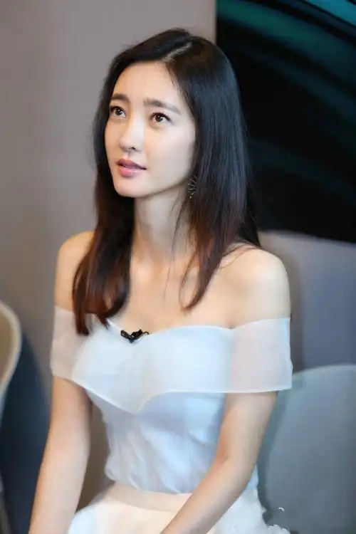 "素颜女神"王丽坤,颜值清新脱俗身材有型,越来越有味儿了!