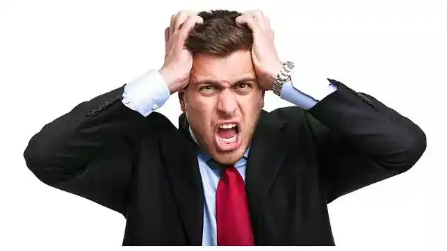 抓头西装男抓狂