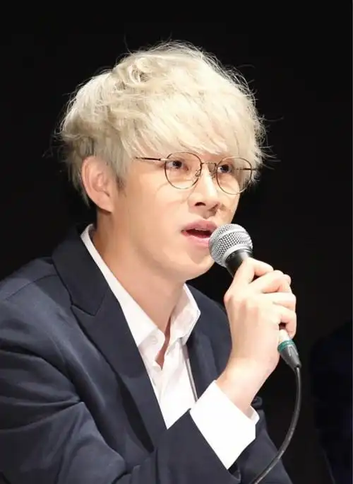 金希澈自称队内"美貌担当" "我穿女装的话,女团会…"