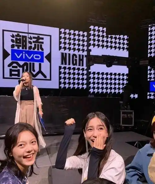 同台17岁赵今麦,露脐装配百褶裙,差13岁像同龄人_感觉_吴亦凡_牛仔裤