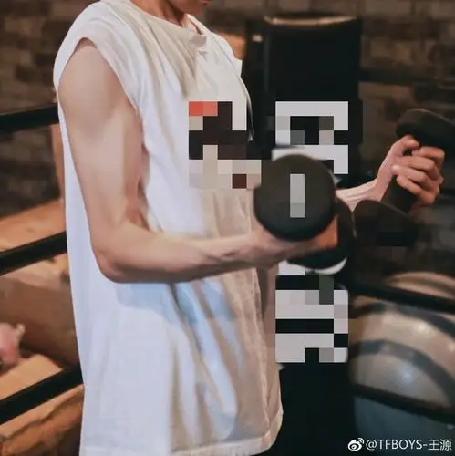 照片中,王源虽未露脸,但看身形和手指应该是本人无妨.