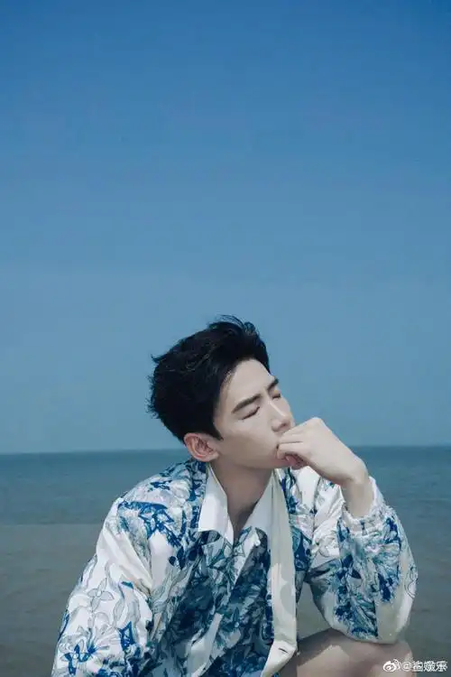 白敬亭和海浪撞色了##白敬亭闭眼是因为风大吗