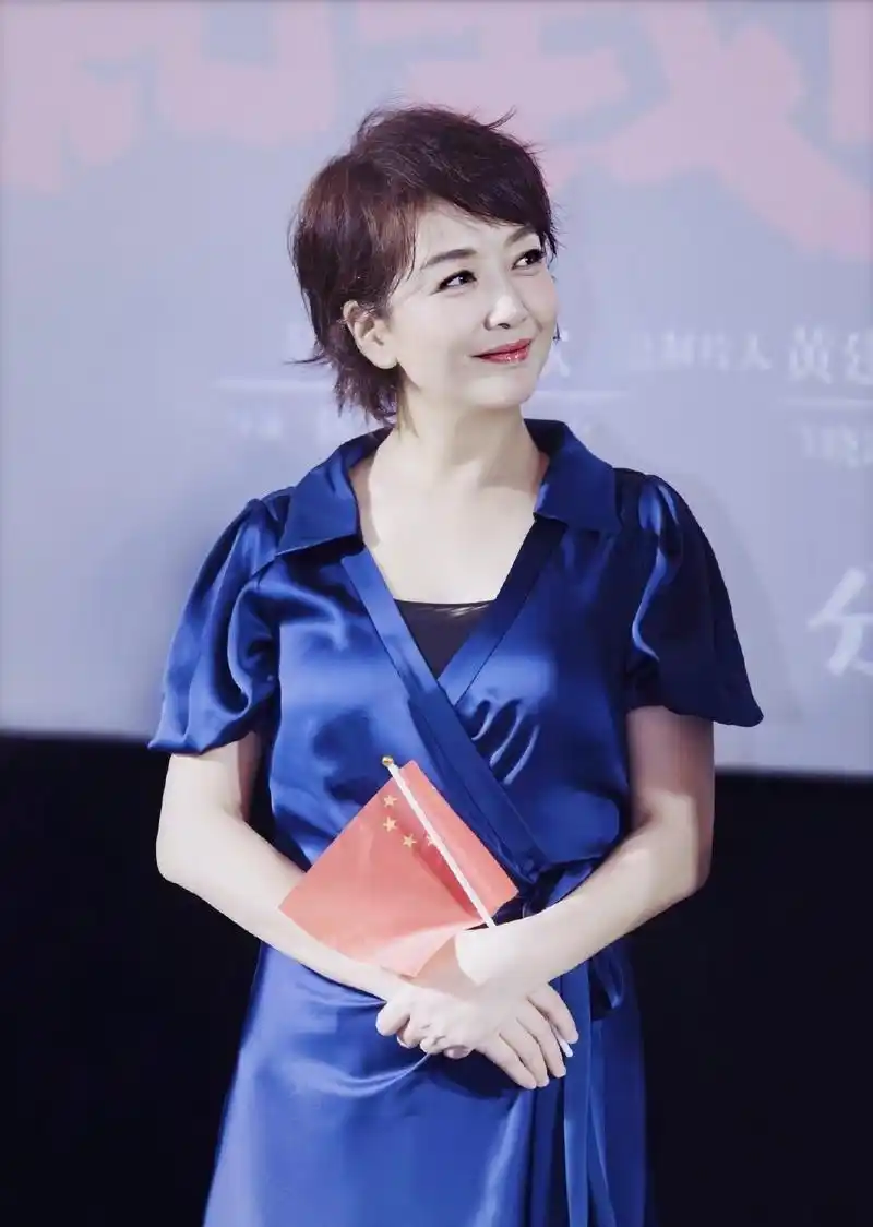 江珊身材发福像大妈,可气质依旧在,穿深v显富态美__财经头条