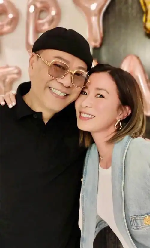 佘诗曼生日喝到满脸通红搂文颂娴欧阳震华合影鲍鱼鱼翅摆满桌