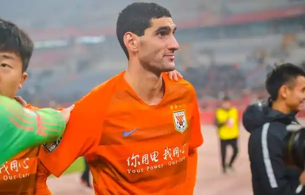 佩莱尼首秀就进球,金敬道庆祝造最萌身高差,空霸弯下腰才被抱到