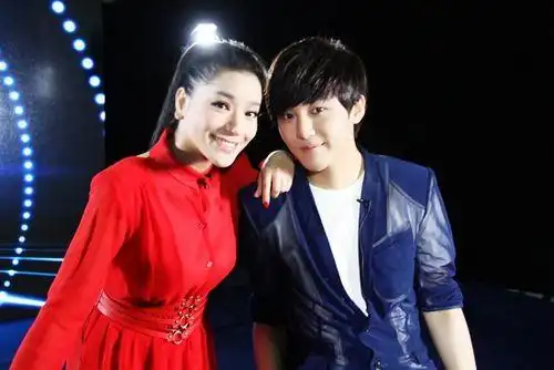 江映蓉搭档李炜录制节目唱情歌默契十足