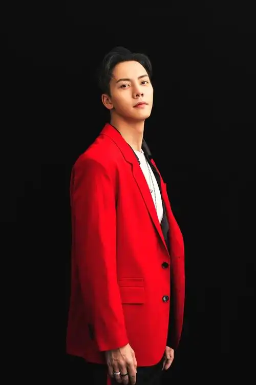 陈伟霆时尚写真发布 尽显熟男绅士魅力