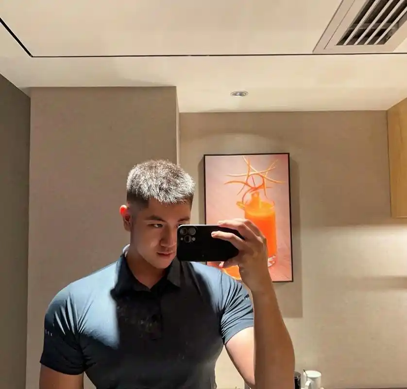 见人不如健身#健身# #运动# #体育生# 寸头男孩