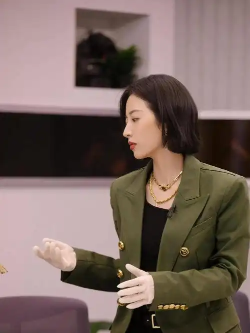 甜酷短发的周雨彤,以5g穿搭入秋,个性十足|衬衫|西装|短裤|针织衫