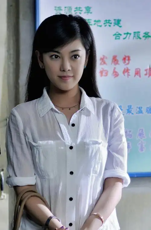 饰演敢爱敢恨的富家小姐夏岚[保存到相册]赵文琪《大村官》剧照[保存