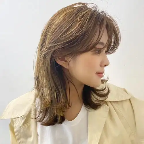 显瘦八字卷八字卷是韩国非常受欢迎的流行发型元素,重点在于非常显瘦