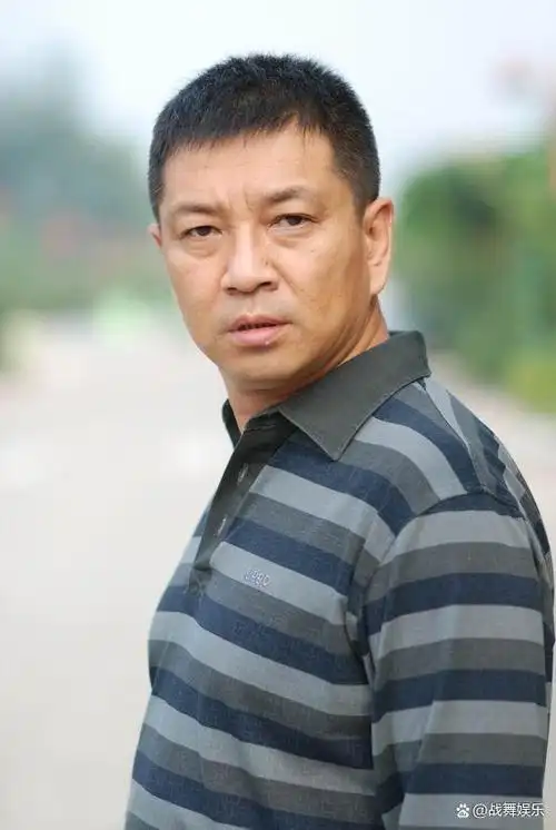 演员周小斌就是这么一个"不一样"的人,在人们都追求年少成名和早日