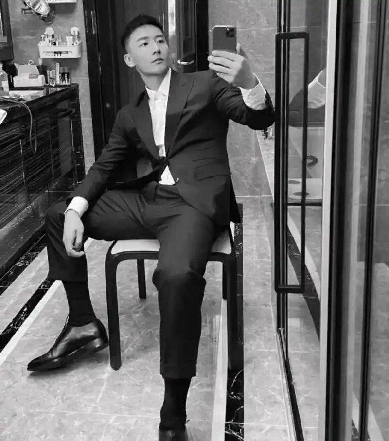 这个全网都在找的正装男人!想要对他说太帅了