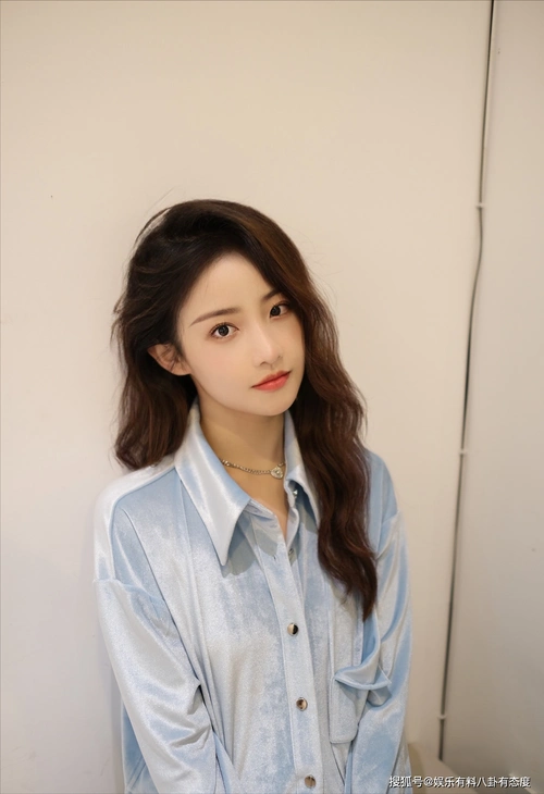 吴佳怡睡衣式美人出镜,披肩卷发风情万种,尽显"蚂蚁腰"大长腿_图片