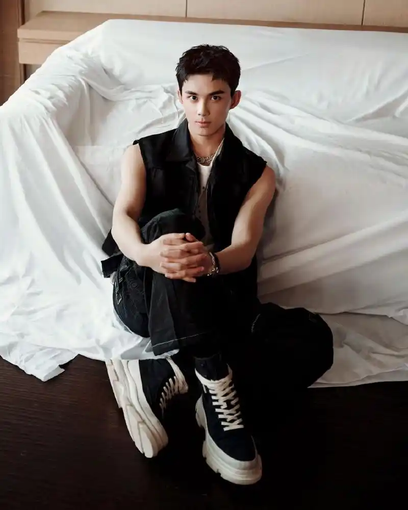 吴磊穿无袖马甲清爽帅气 肌肉线条流畅荷尔蒙拉满[9p] - 〖美图诗画