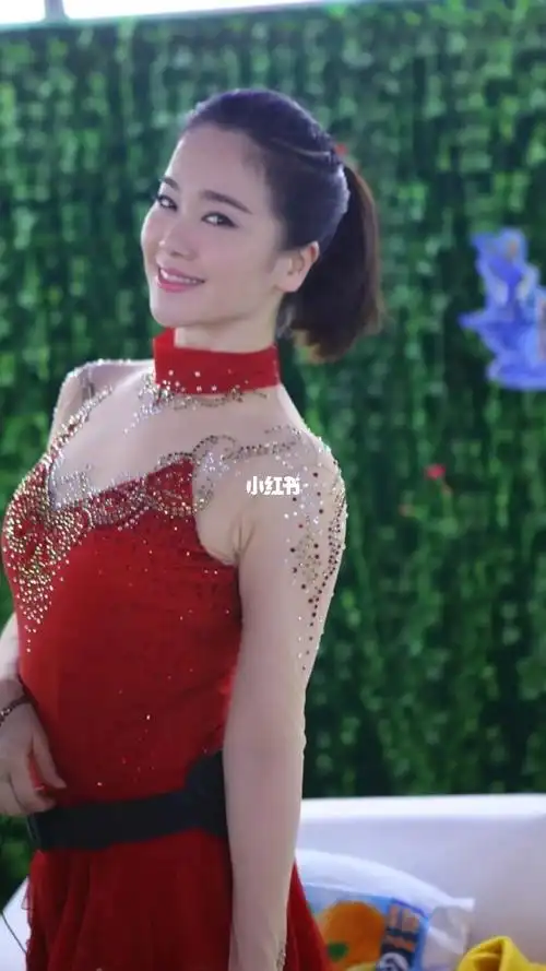 左小青穿红色跳舞服开心跳扇子舞好美