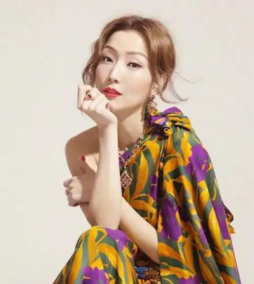 天后郑秀文晒全家福,发文悼念父亲去世一周年,不见老公许志安?_照片