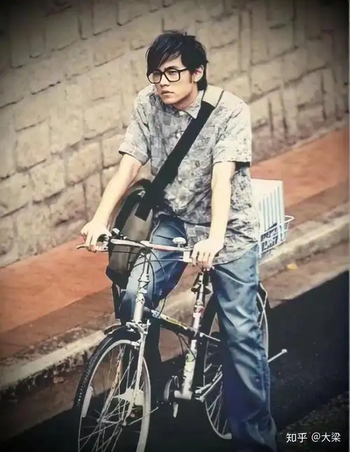 周杰伦25岁时候的照片你们还有吗急急急