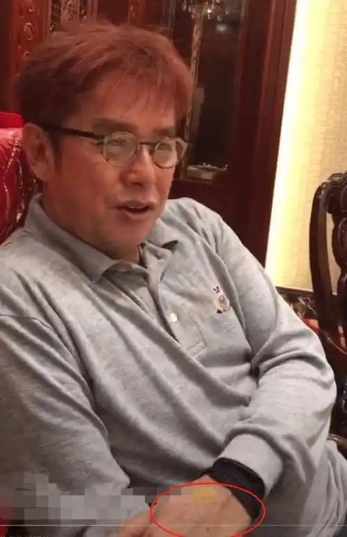 原创70岁谭咏麟罕现身眼窝深陷满脸疲惫曾婚内与小22岁粉丝生子