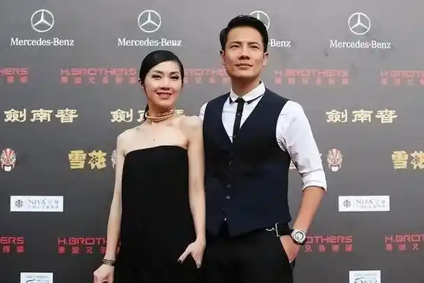 杨千嬅携小5岁老公亮相穿一身黑显气质可惜发型贴头皮挺老气