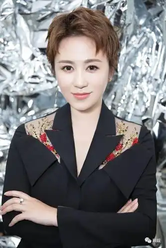 之后,很多人发现马丽变得越来越时尚,越来越美,一头时髦的短发尽显