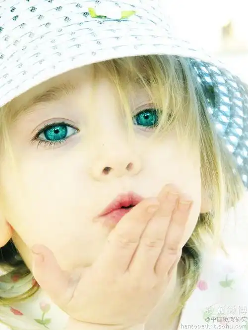 求一张嘟着嘴的小男孩图片的名字,穿着蓝色衣服.