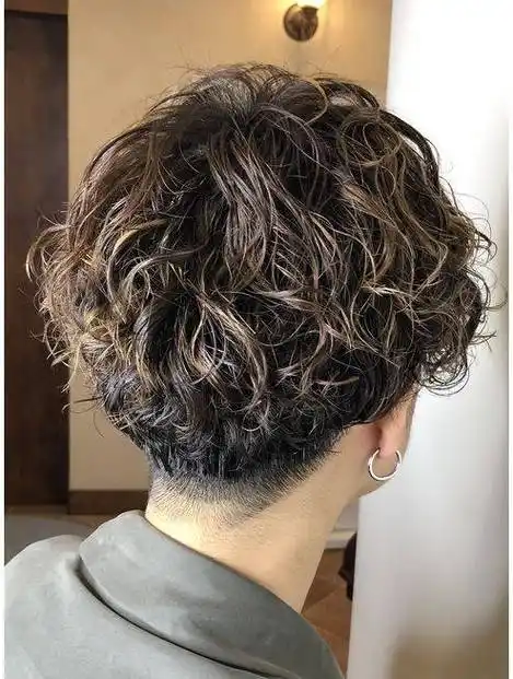 女人发型别管怎么剪,也要试试纹理烫短发,蓬松还时尚