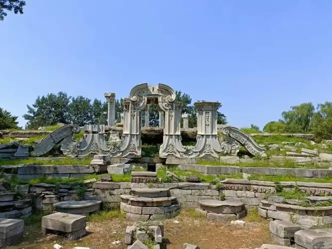 由圆明园及其附园长春园和绮春园(后改名万春园)组成,也叫圆明三园