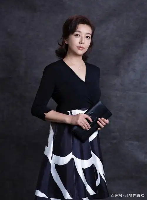 江珊越来越前卫,黑色深v配齐膝裙,53岁身材真有料