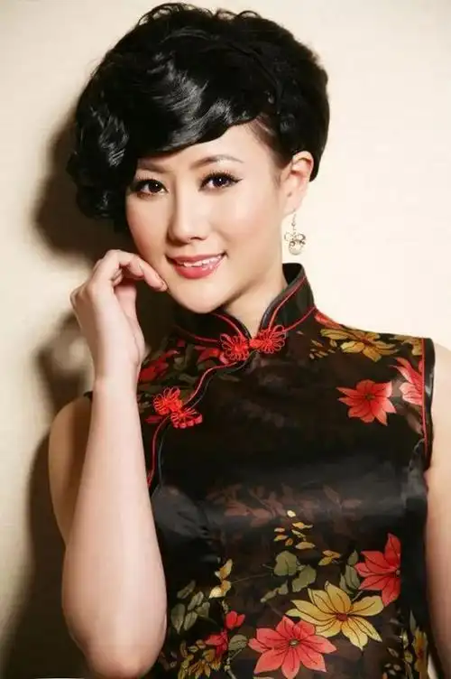 叶翠:军旅青年女高音歌唱演员,中共党员,1983年生于天津,代表作品