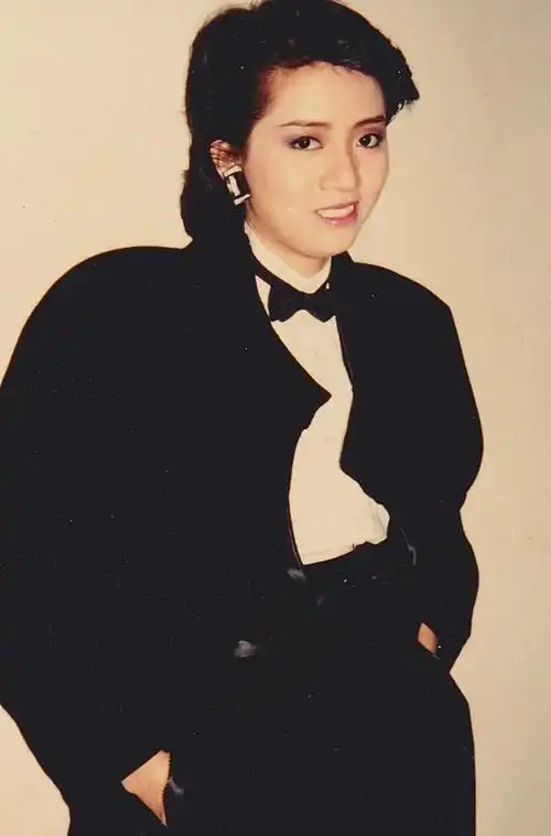 梅艳芳生前绝版照片,图3是她瘦弱的小时候,图9她和歌神的绝唱