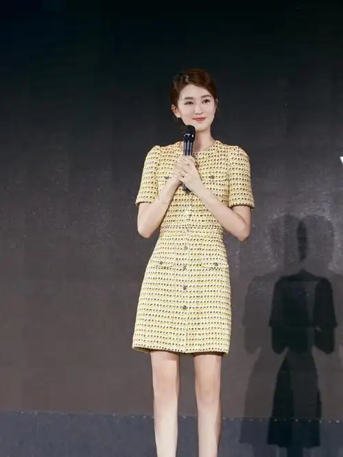 25岁乔欣不做乖乖女,穿豹纹胸衣短裙还烫起了小卷发,性感又魅惑