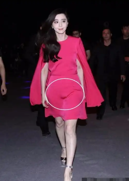 范冰冰穿衣太大胆, 那里凹了一大块, 网友: 不会是来大姨妈了吧