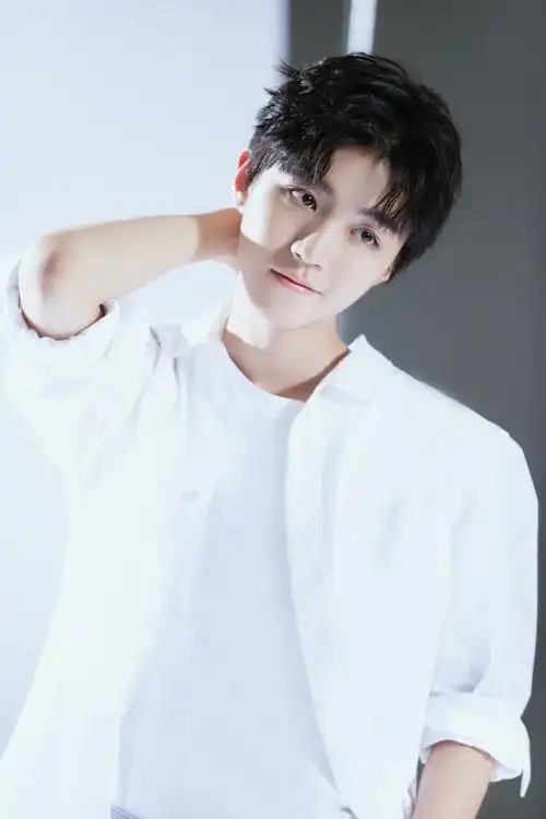 tfboys分享201104白衣少年王俊凯图照合集来袭清新帅气的王总迷人上线