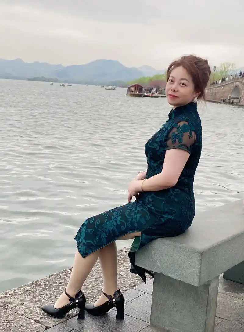 湖边美景释放心情 #旗袍秀一秀女子好温柔 #每一张照片都是 - 抖音