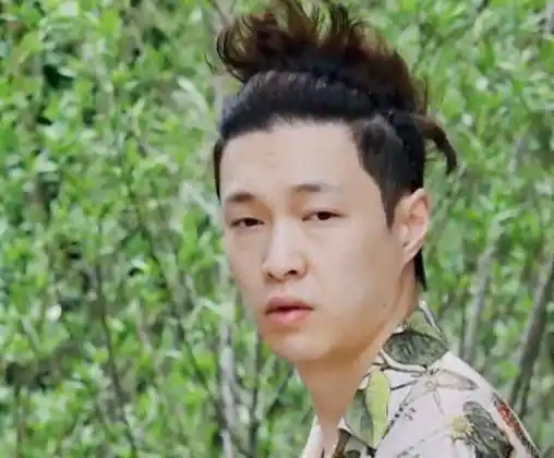 张艺兴素颜出镜,素颜的样子让人入迷,妆前妆后反差不大