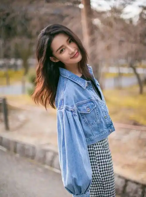 当angelababy和李沁,同穿高腰牛仔衣,脸蛋和气质哪个更重要?