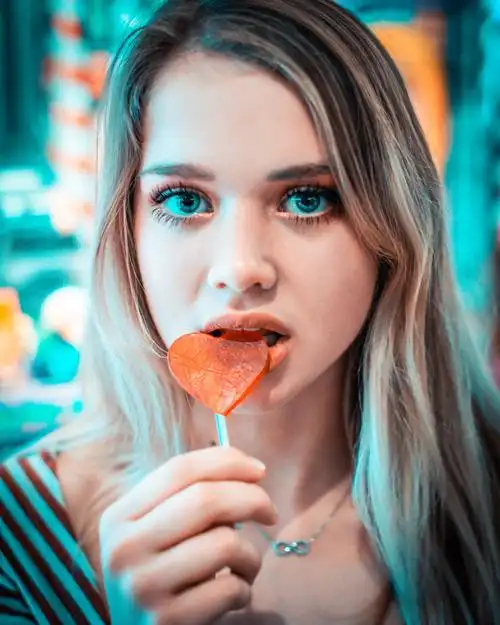 吃棒棒糖的妇女的特写镜头照片|人,体系结构,夫人,女,女人,微笑,快乐