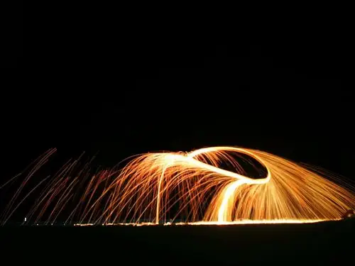 铁棉花,俗称也叫打铁花,放出的烟花蔚为壮观,绚丽多彩,甚是美丽.