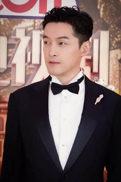 胡歌这个年龄正常 当然并不会影响颜值本身 依旧帅气 今年胡歌影视