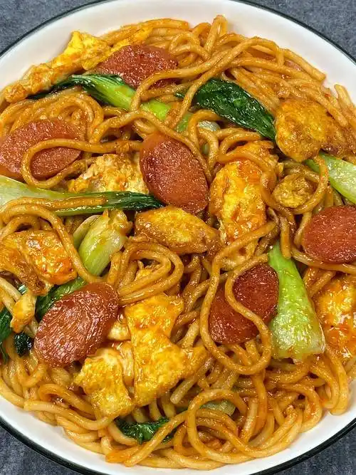 好想让你们尝尝这个鸡蛋烤肠炒面!_火腿肠_做法_蒜末