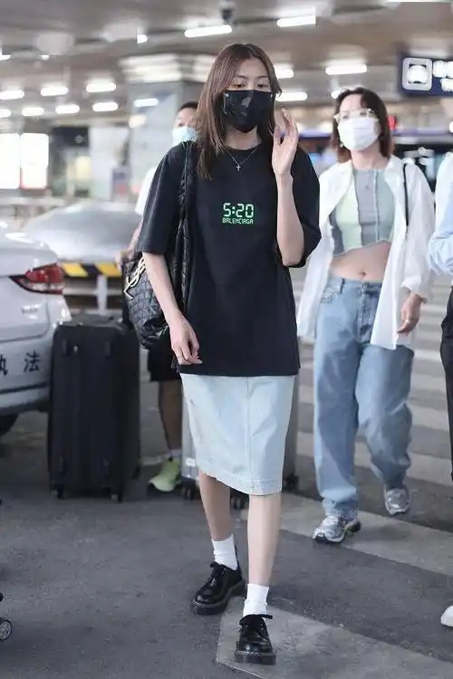 刘雯穿藏蓝色宽松t恤搭配水洗牛仔裙休闲皮鞋